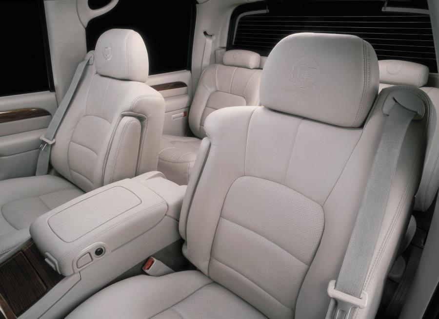  Cadillac Escalade ESV Platinum Edition 2004 года  (фото 2 из 18)